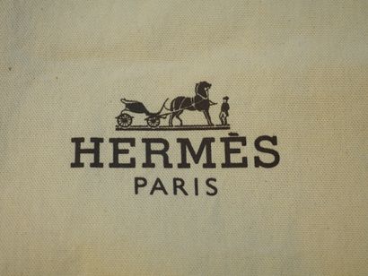 null HERMES Paris. 
Housse à costume en toile.
(Très bon état)