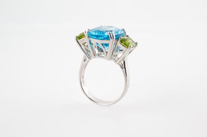 null Ring white gold 18k surmounted by a blue topaz oval of 12 cts approximately...