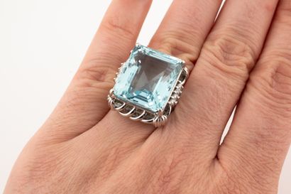 null Important platinum gold cocktail ring topped by a faceted aquamarine of about...
