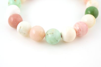 null Bracelet composé de perles d'opales et de chrysoprases d'un diamètre de 10mm...