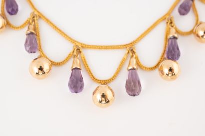 null Collier draperie moderne en or jaune 18k décoré de festons agrémentés de perles...
