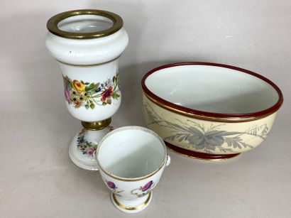 null Lot including two vases and a cache-pot of oblong form, with floral decoration.
Maximum...