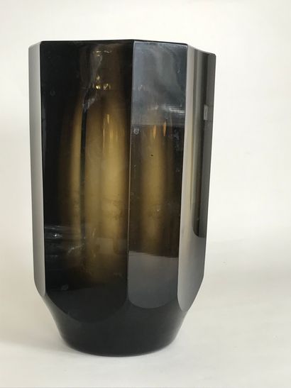 null Vase in smoked glass of octagonal section with cut sides. 
Height: 25 cm