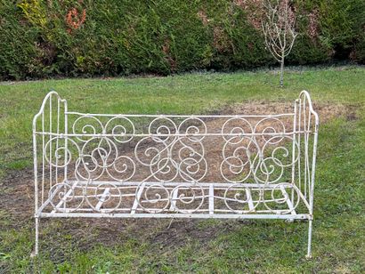 null Rectangular child's bed in wrought iron with white lacquer. 
Period 1920.
84...