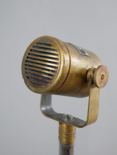 null MELODYNAMIC / MELODIUM PARIS. Antique microphone in metal and cast iron on tripod...