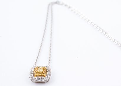null Collier et son pendentif carré en or deux tons 18k centré d'un diamant « champagne...