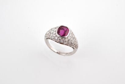 Ring in 18k white gold set with an oval ruby...