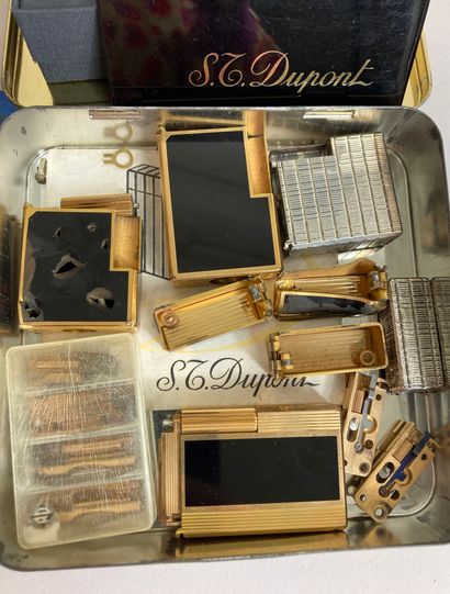 null Box containing spare parts of four DUPONT lighters, with an empty case.
(As...