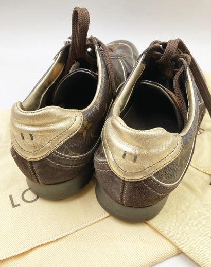 null LOUIS VUITTON
Pair of sneakers with monogrammed pattern. Size : 37,5. With covers.
(Condition...
