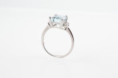 null Ring in 18k white gold set with an emerald-cut aquamarine of 2.5cts and 6 diamonds....