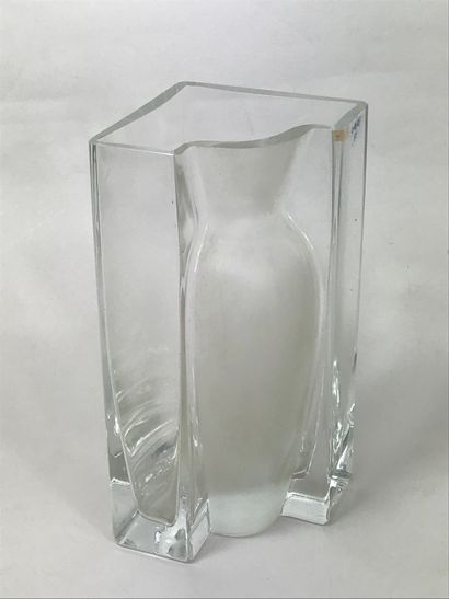 null Matias INGMAN, 1987 
Vase en verre poli dépoli, signé sous la base
Haut.: 22,1...