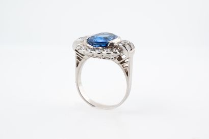 null 18k white gold ring set with an oval sapphire of about 4cts in a diamond setting.
ART...