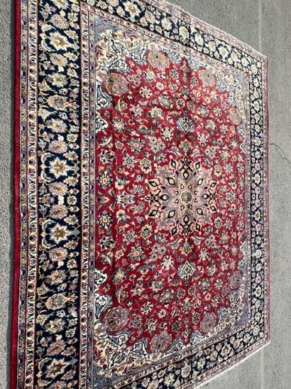 null Important Isfahan. Iran, Mid 20th century
Dimensions. 330 x 250 cm
Woolen velvet...