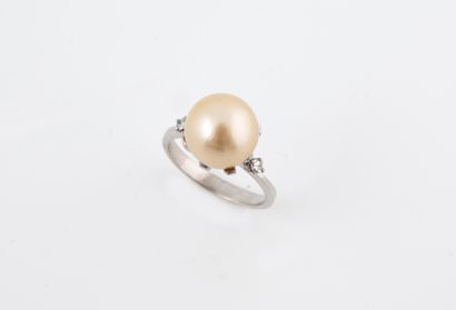 null 18k white gold ring set with a cultured pearl and two diamonds.
Gross weight:...