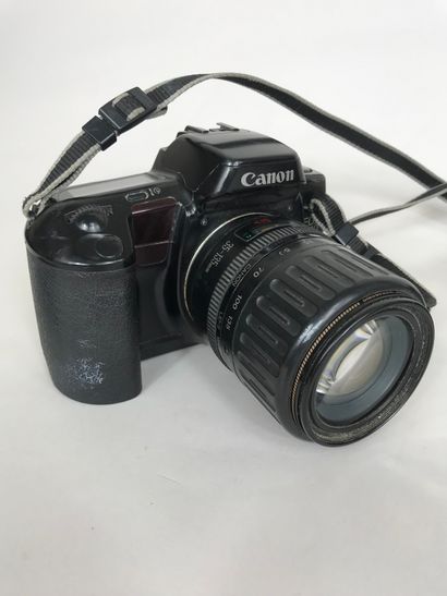 null CANON - EOS 10 camera, with Canon Ultrasonic 35 - 135 mm lens. With shoulder...