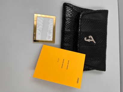 null FENDI 
Minaudière en serpent noir, attache au F de la maison en strass. Avec...