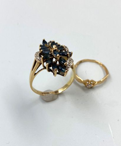 null Lot of rings including: 
- An 18k yellow gold flower ring scratched with sapphires,...
