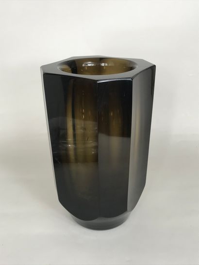 Vase en verre fumé de section octogonale...