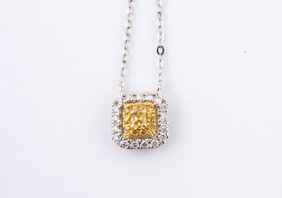 null Collier et son pendentif carré en or deux tons 18k centré d'un diamant « champagne...