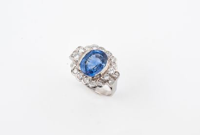 null 18k white gold ring set with an oval sapphire of about 4cts in a diamond setting.
ART...