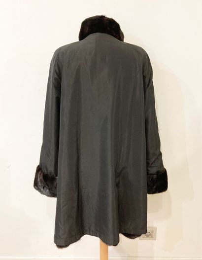 null REVERSIBLE PELISSE in black silk and shaved mink full skin glossy black.
Size...