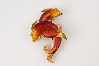null Broche en or jaune 18k représentant deux poissons émaillés en dégradé de rouge...