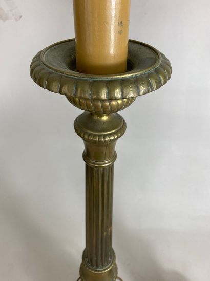 null Lot comprenant : 
- Un pique-cierge en bronze doré. Haut.: 65cm. XVIIIè siècle.
-...