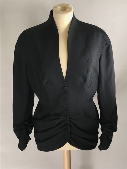 null THIERRY MUGLER, Vintage
Veste en laine peignée noire. Taille 40.
(Etat d'us...