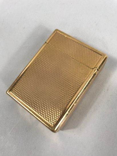 null DUPONT-Paris. 
Lighter in gilded metal, decoration points of diamond.
(functional...