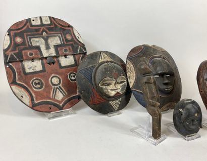 null Lot including: 
- 5 African wooden masks
- 2 African wooden statuettes