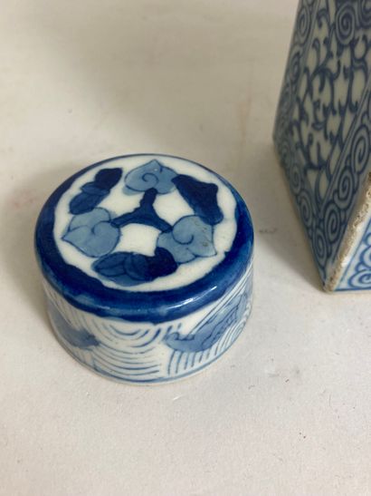 null Blue and white porcelain covered pot with rectangular section
China, 20th century...