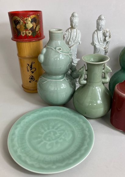 null Lot comprenant : CHINE, XIXè siècle, marque apocryphe de Xuande au revers. Vase...