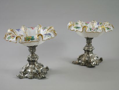 null Paire de coupes polylobées en opaline à fond blanc et décor polychrome de fleurs...