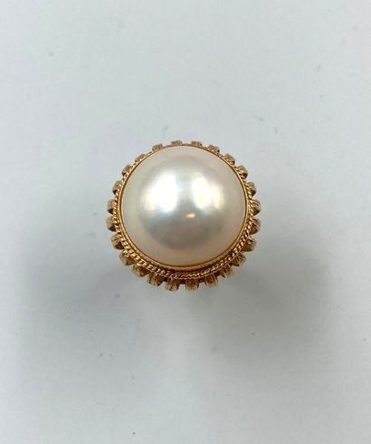 null Ring in 18k yellow gold with a large Mabé pearl. 
PB : 9,30gr