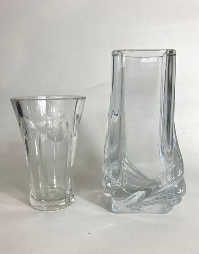 null Set of vases including : 
- DAUM. Quadrangular crystal vase, the base moved....