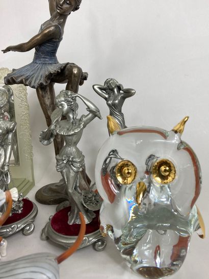 null Lot comprenant quatre figurines en étain, deux sculptures en métal imitant le...