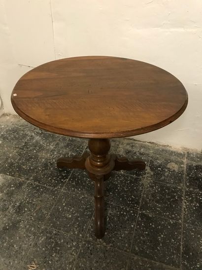 null Pedestal table in walnut with circular swivel top.
Baluster shaft, tripod base.
19th...