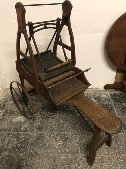 null Wood and metal sharding machine for the work of the wool.
19th century. 