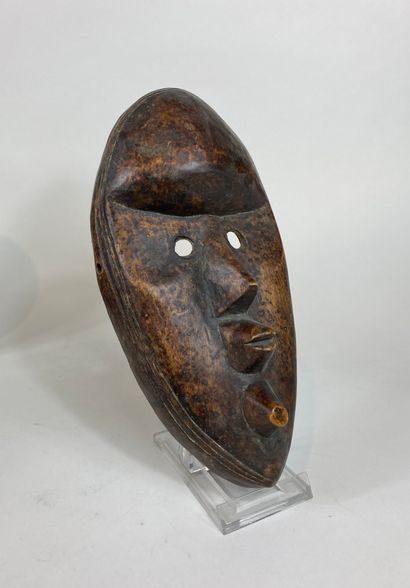 null Lot including: 
- 5 African wooden masks
- 2 African wooden statuettes