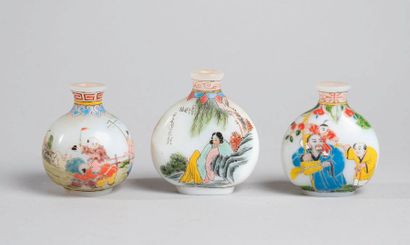 null CHINA, 20th century.
Set of three glass snuffboxes, decorated with scenes of...