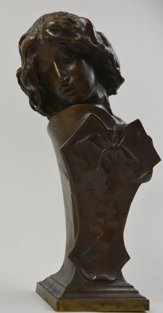 null Petit buste en bronze à patine brune représentant une jeune femme au ruban 
Porte...