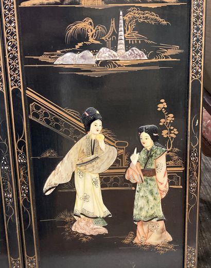 null JAPAN, 20th century
Set of four panels in painted wood and inlaid with mother-of-pearl...