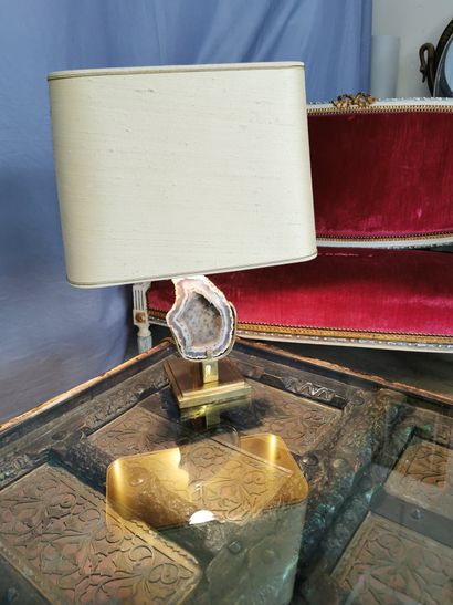 null Willy DARO (XXth)
Brass lamp, the base presenting a geode of agate. 
Height:...