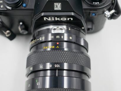 null Appareil photo Nikon EM, avec son objectif SOLIGOR Macro 3,5/105mm, Japon. 
Dans...