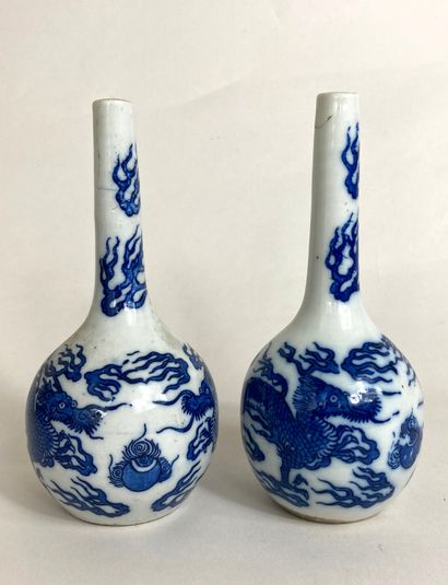 null CHINA, 20th century
Pair of small baluster vases with long necks in blue-white...