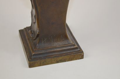 null Petit buste en bronze à patine brune représentant une jeune femme au ruban 
Porte...