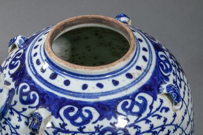 null CHINE , XIXè siècle
Grande verseuse couverte en grès émaillé blanc bleu. Décor...