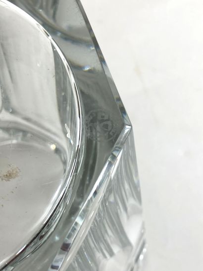 null BACCARAT
Large octagonal vase in translucent cut crystal. Stamp under the base....