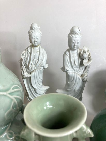 null Lot comprenant : CHINE, XIXè siècle, marque apocryphe de Xuande au revers. Vase...
