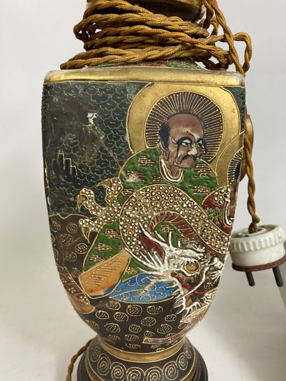 null JAPON, Satsuma
Lampe en porcelaine représentant des divinités et un dragon....
